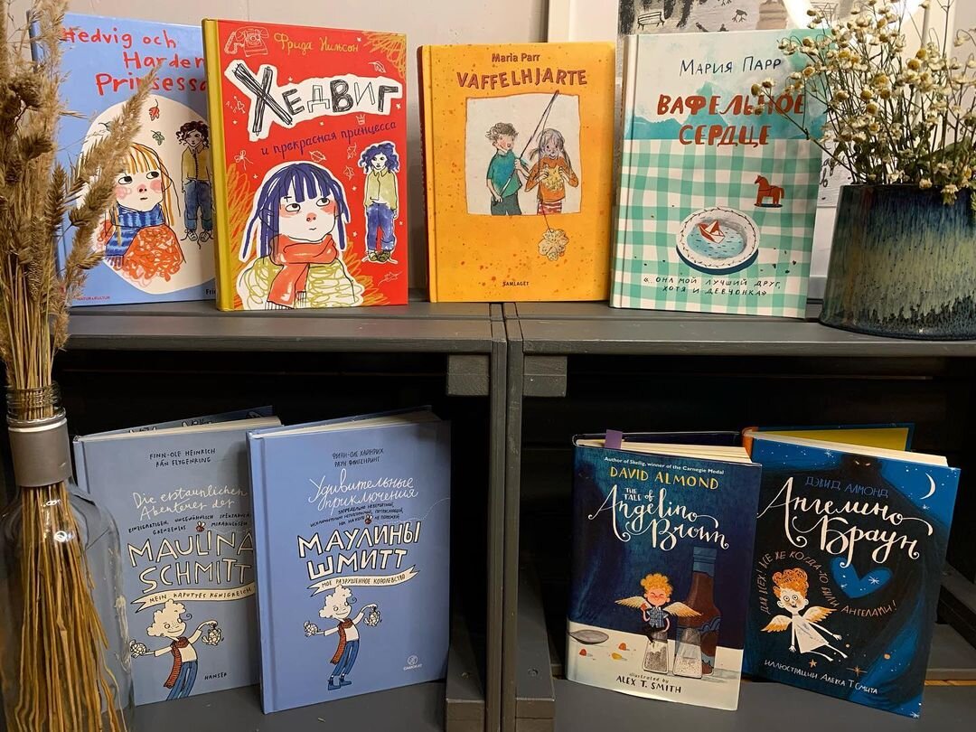 Посмотрите направо. "Вафельное сердце" Марии Парр - наш многолетний бестселлер, а почему - нам ещё предстоит угадать. Ведь там вроде бы ничего не происходит? Дети шалят,  дедушка чудит, баба-тётя Лены печёт вафли в форме сердца... В чём же секрет популярности?