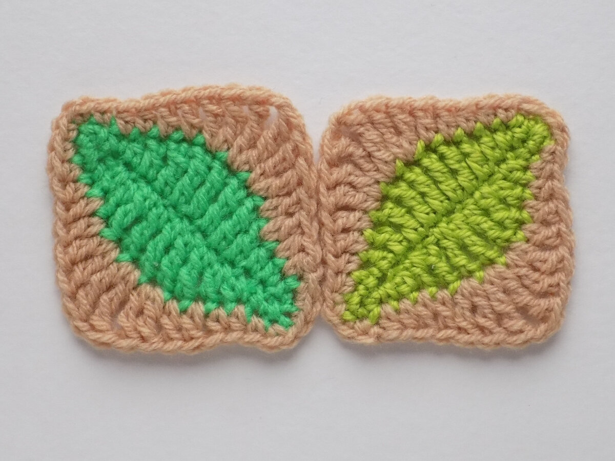 Квадрат с листочком связанный крючком