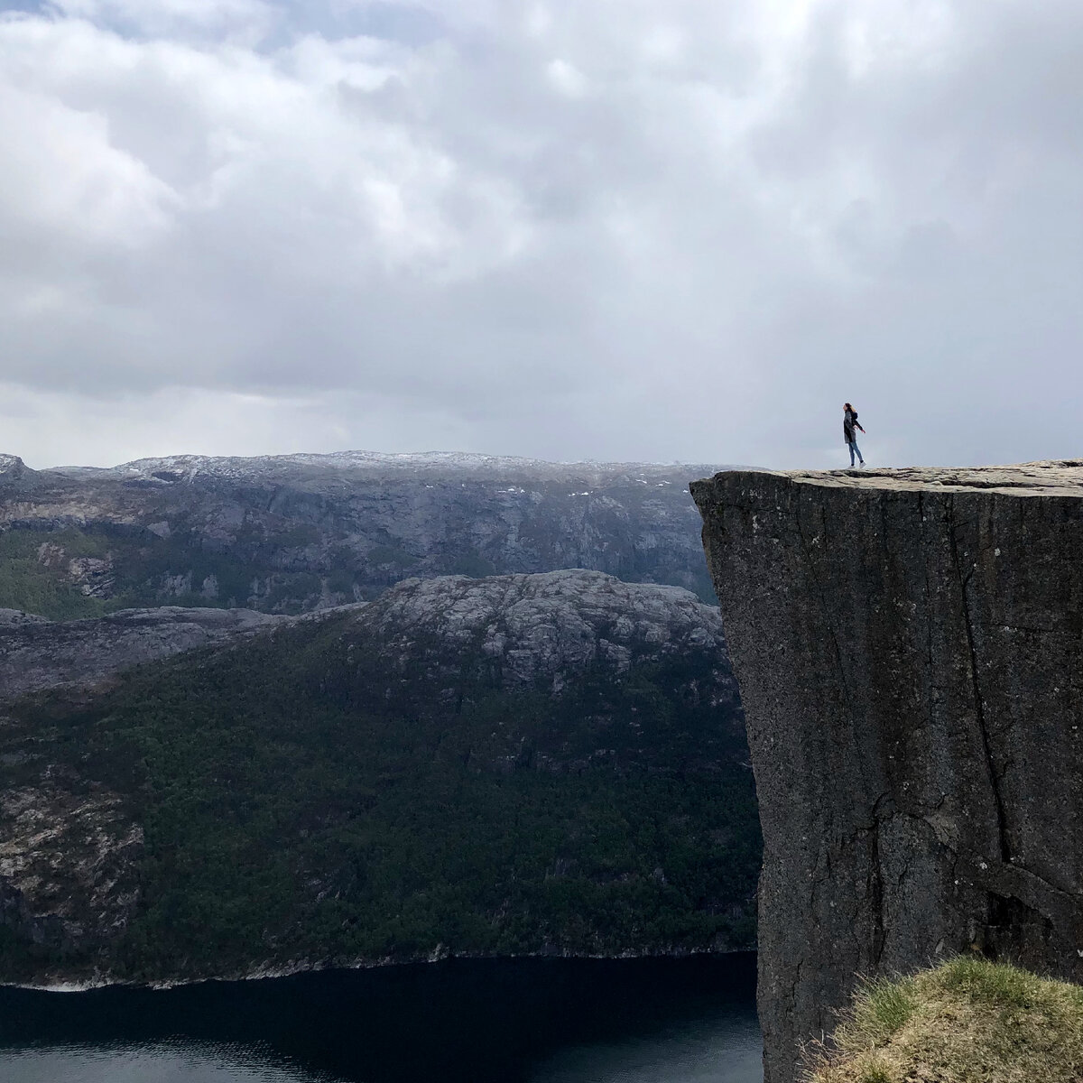 На вершине норвежского утёса Прекестулен. Сто раз чуть не сдалась, но доползла :)