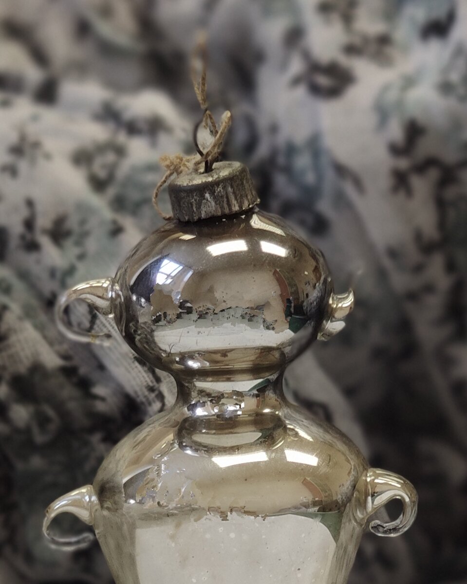 Эмаль в отличном состоянии. Если бы не моя природная скромность (😂🤪), то можно было бы в нем увидеть мое отражение за фотографированием самовара. 