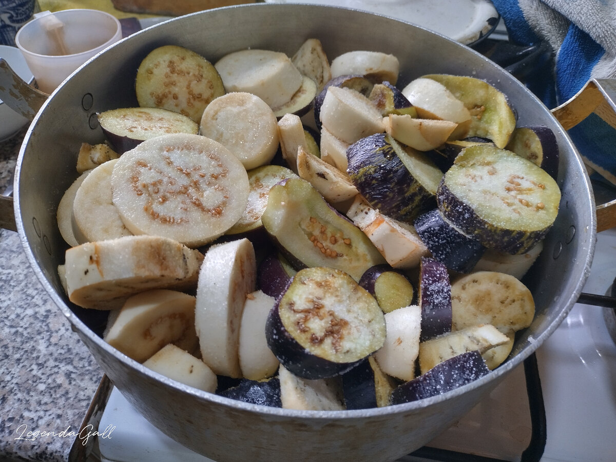 Вот, полная кастрюля, уже солью посыпала