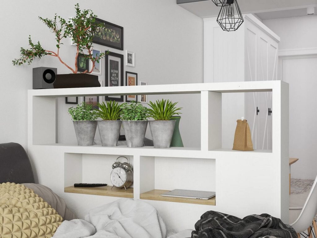 Кухня-гостиная, спальня, прихожая и полноценное рабочее место. Студия 28 кв.м. в монохромной палитре