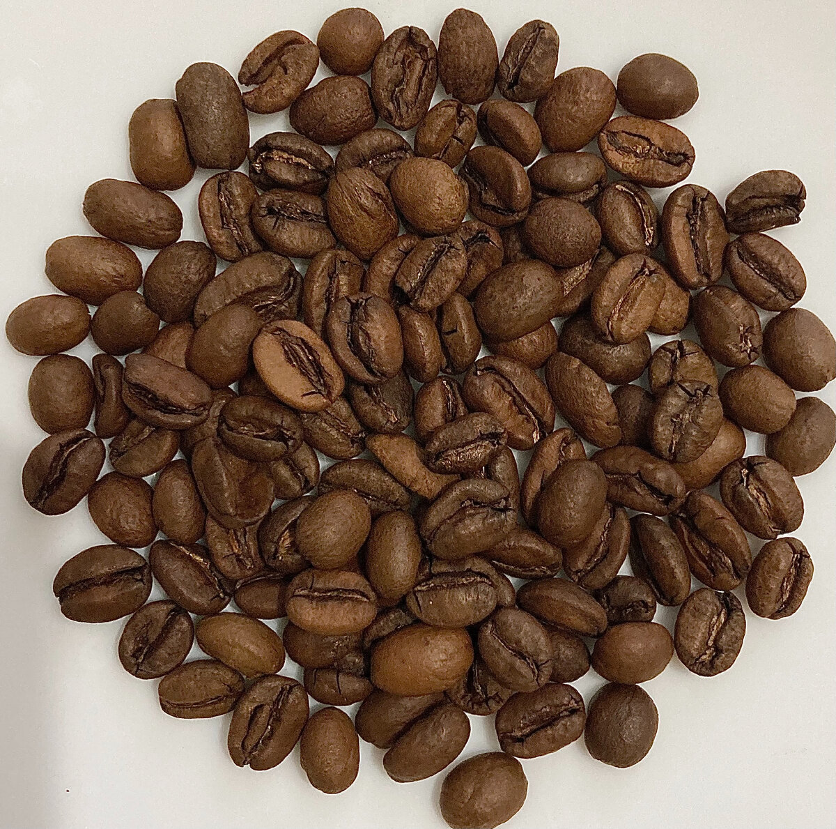 Местные разновидности классической натуральной обработки, собранные в деревнях в округе станции Банко Готете, которой заведует Султан Легессе - управляющий станцией, известный своей смелостью и контролем за качеством при обработке ягод. Зерно разномастное по размеру (типично для Эфиопии), обжарка равномерная, по цвету близко к средней.