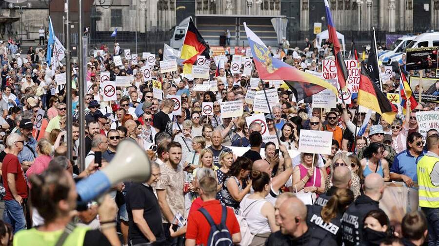 Немцы поддерживают Россию на антиправительственных митингах. Так происходит печальное но эмоциональное прощание Германии с суверенитетом. 