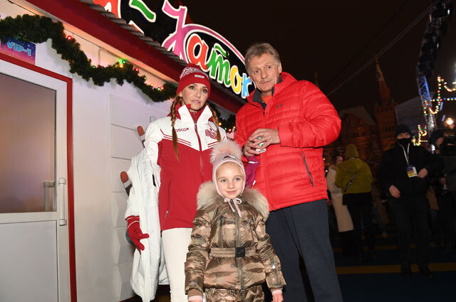    Заместитель руководителя администрации президента — пресс-секретарь президента РФ Дмитрий Песков, его супруга, фигуристка Татьяна Навка и их дочь Надежда Пескова. Фото:  РИА Новости/ Екатерина Чеснокова