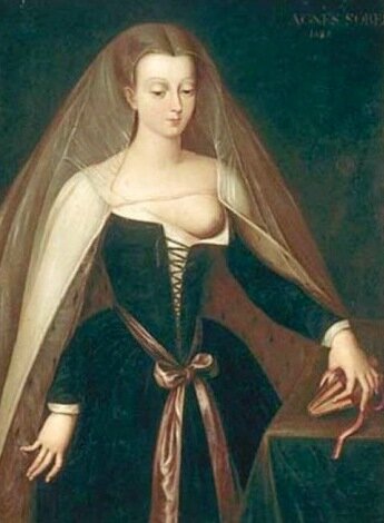 "Дама Красоты" Аньес Сорель в платье собственноручно изобретенного фасона. Иллюстрация из открытых источников