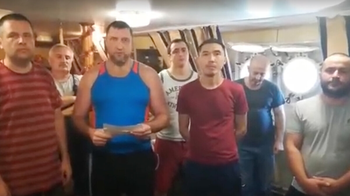     Александр Драгалёв — третий слева / Личный архив