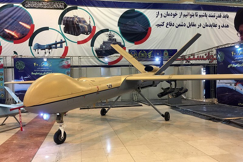    На Западе ошибочно ожидали, что Иран поставит России дроны «Абабиль-3», а американская разведка говорила о «Шахед-129» (на фото). Если бы они были правы, поставки были бы крайне малоэффективны: настолько крупные машины Украине было бы намного легче сбивать, а их боевая нагрузка в десятки раз меньше, чем у «Шахедов-136». Это кажется странным, потому что на вид «Шахед-129» выглядит более продвинуто, но на деле ничего странного нет: дрон-камикадзе может себе позволить опасные для многоразовых дронов полеты на очень малой высоте, да и боевой нагрузки берет куда больше. Ведь ему не нужны ни шасси, ни высокая скорость, требующая мощного двигателя  / ©Wikimedia Commons