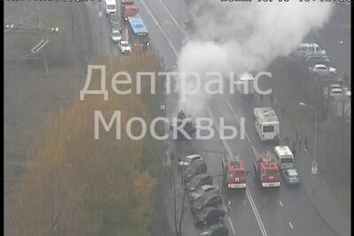    Возгорание грузовика на ул. Летчика Спирина в районе дома 14 по Челобитьевскому шоссе в Москве © Telegram-канал «Дептранс. Оперативно»