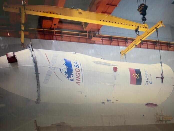 Спутник Angosat-2 готовится к установке на ракету «Протон-М Блок ДМ-03» на космодроме Байконур, Казахстан.