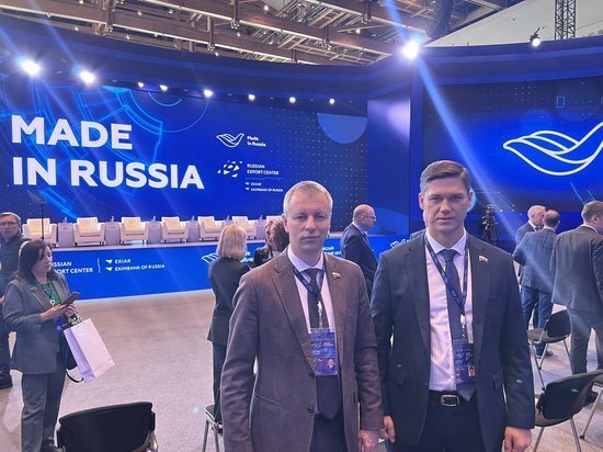     первый вице-премьер Правительства России Андрей Белоусов (слева) и депутат Госдумы от Краснодарского края Сергей Алтухов (справа)