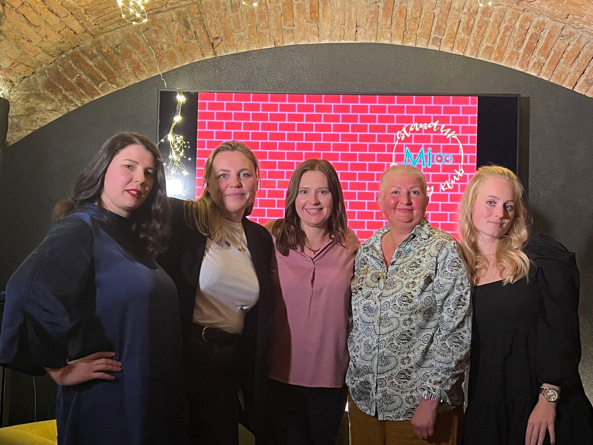 Я с девушками из камеди-клуба Mi8 после концерта в Милане 11 ноября этого года. 25 ноября - очередной концерт. Приходите! Афиша концерта в конце текста. Запись по номеру: +39 324 5876 890.