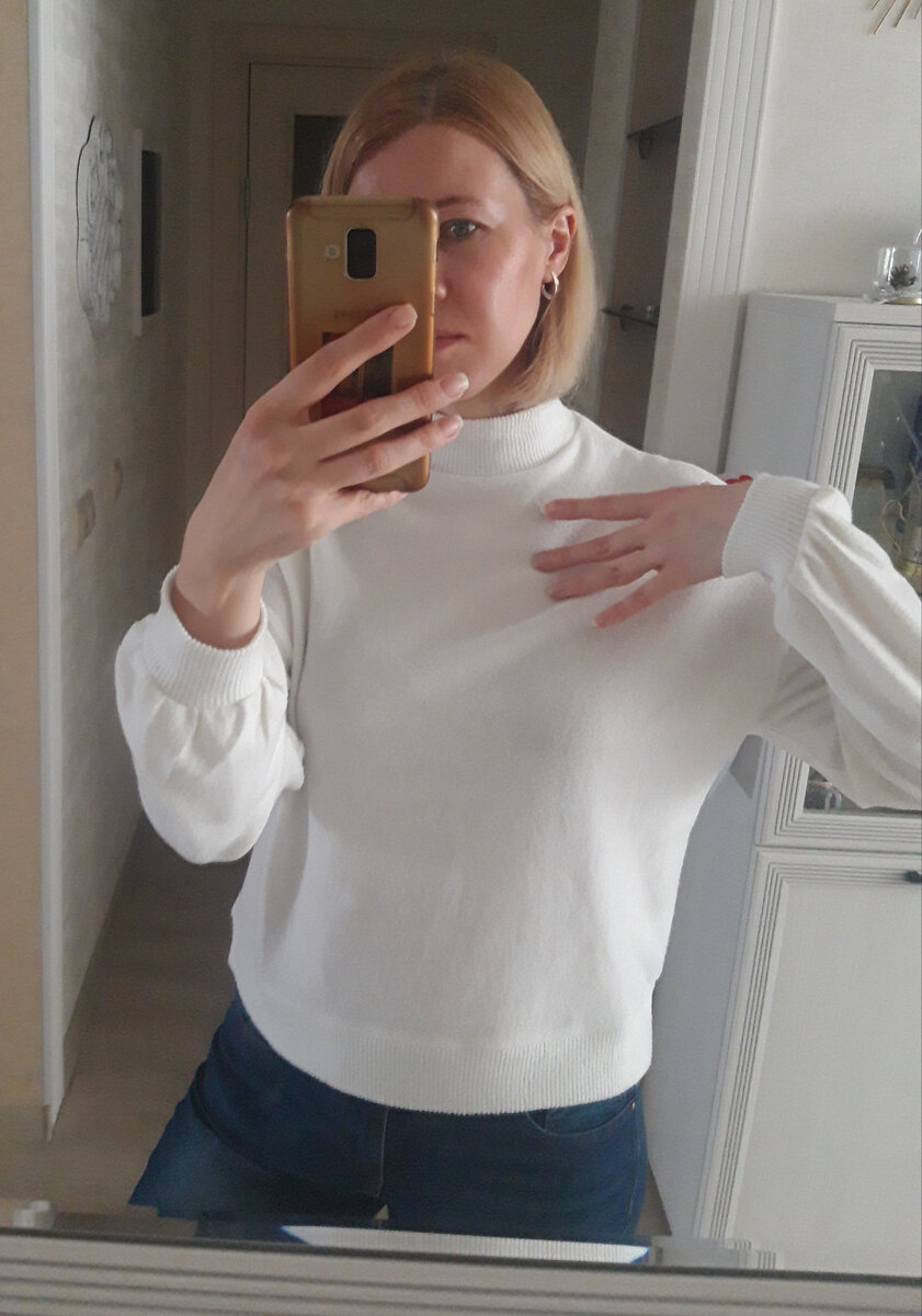 Лёгкий свитер в стиле casual. Не Бурда моден, конечно, ведь телефонов тогда ещё не было 😉