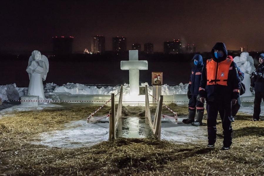 Крещение кемерово 2024. Прорубь Новосибирск 2023. Крещение в Новосибирске. Крещение прорубь. Крещение Господне освящение воды.