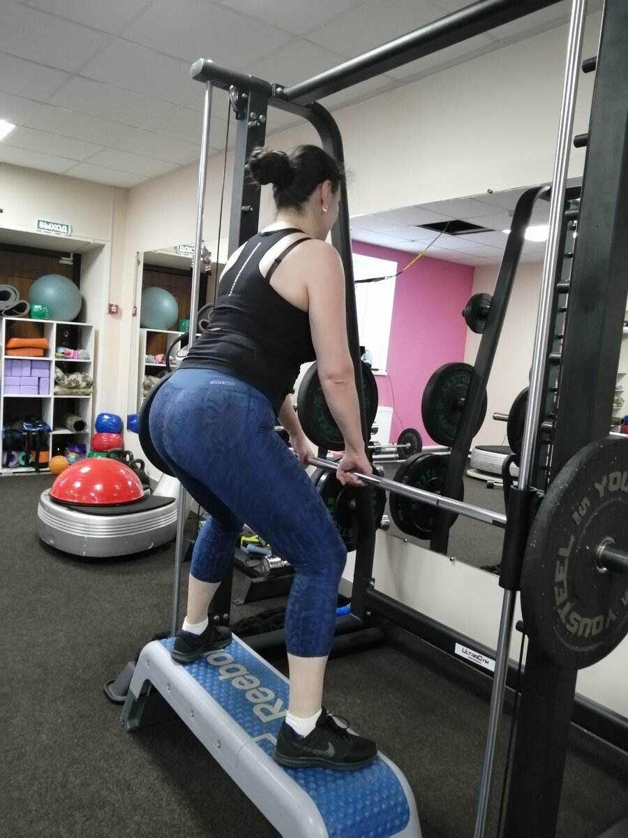 Год назад. Фотографий этого периода нет, а на этой - жир намеренно скрыт утягивающей одеждой и положением тела. К декабрю, до изменения питания, особых различий в окружностях тренер так и не дождался. Занятия были регулярными, но после тренировок - "ты старалась, надо же поесть"! 