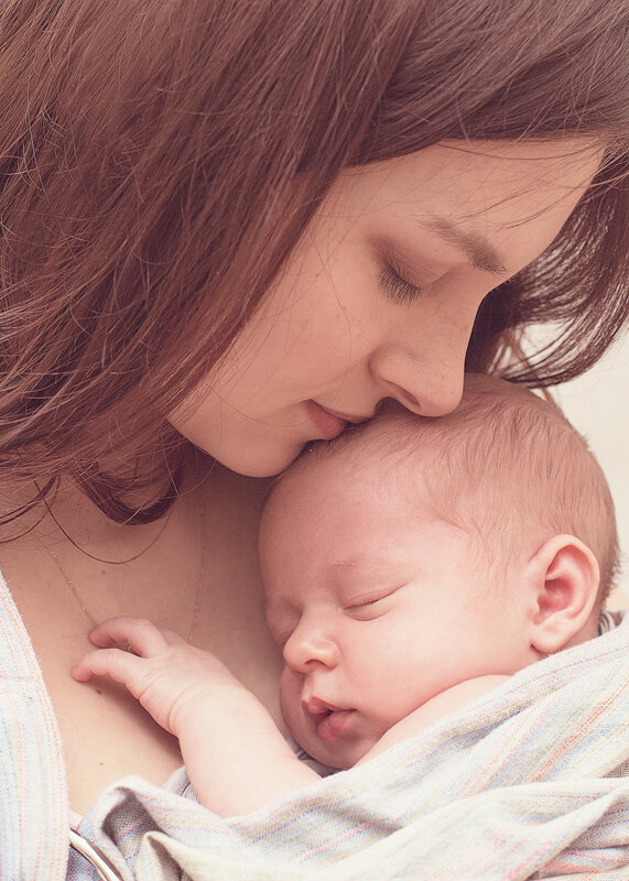 Мать и сын пою. Мать с ребенком. Мама поет с сыном. Mother face. Baby and mother photos in Red.