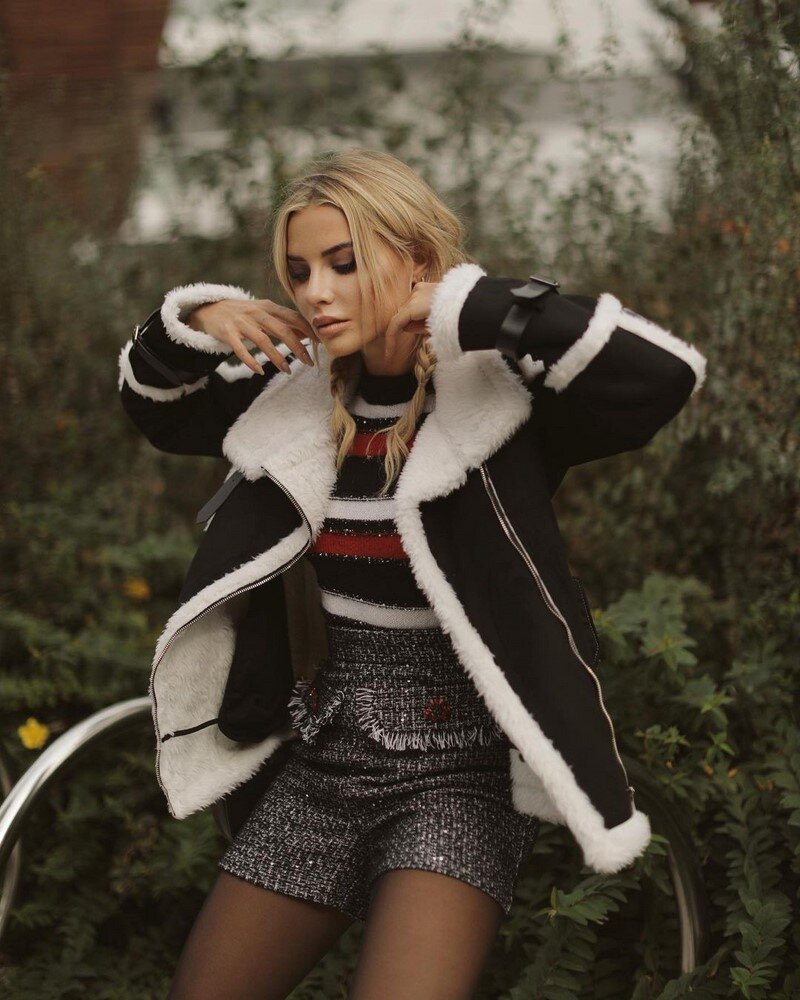 Сделать облик женственным и привлекательным помогут приталенные комбинезоны «catsuit», трикотажные платья и плиссированные юбки. Для самых смелых девушек предложены «голые» платья из прозрачных материалов, а также вариант носить бра поверх рубашек и блузок.