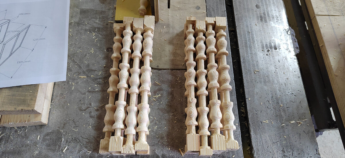 С правой стороны заготовки со сколами с левой без. С каждой проточенной деталью опыта становиться больше брака меньше. 