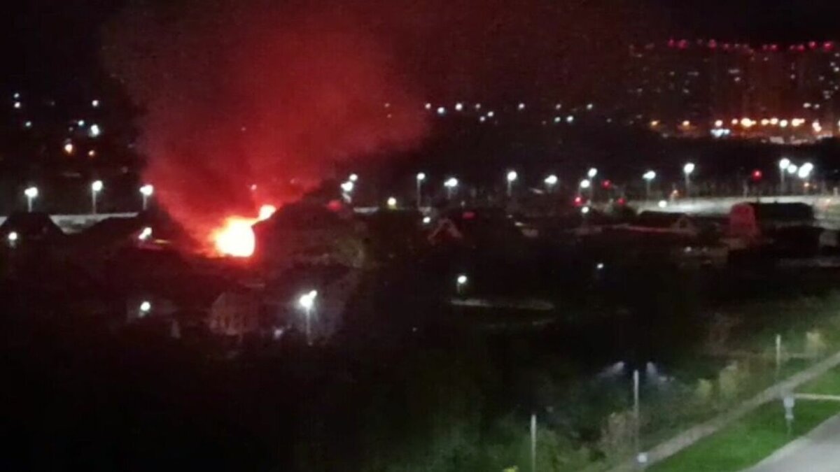     Минувшей ночью казанский микрорайон «Салават Купере» окутало дымом. Там загорелся частный дом в близлежащем поселке. Об этом Inkazan сообщили местные жители.