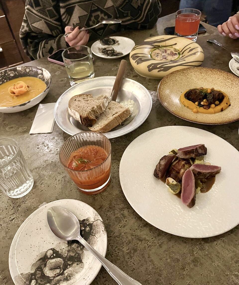 Наш обедо-ужин: биск с креветкой, севиче из креветки с шио коджи, говяжий язык с каштаном, вяленая утка bbq с баклажаном и яблоком. И, конечно, изумительный хлеб на закваске