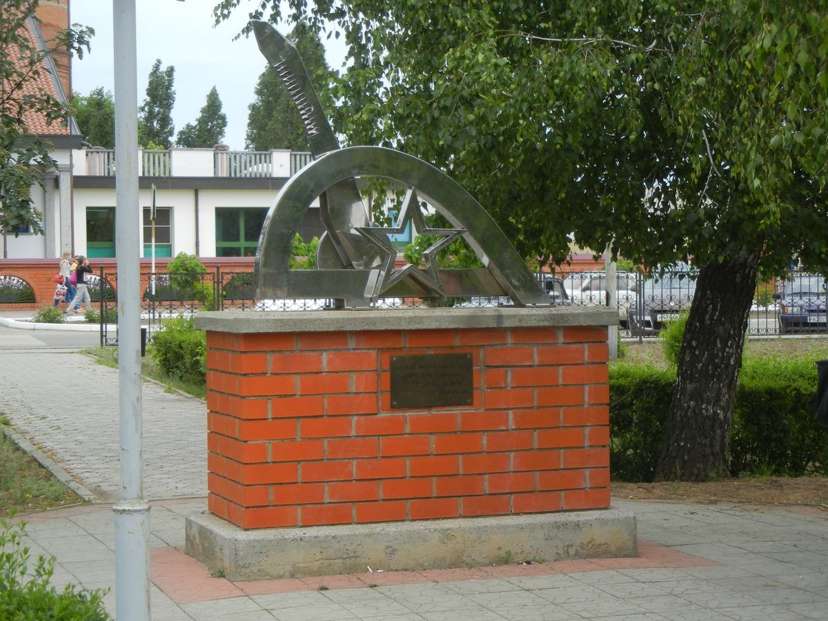 Памятник (мемориал) Примирение народов. Открыт в 2003 году в сквере им. Кирова.  По замыслу скульптора это шляпа альпийского стрелка с пером и звезда рядом. Участники мероприятия 2016 года сфотографировались на память. Сходки итальянских фашистов регулярно посещают и местные должностные лица. Надпись на монументе гласит: «Из трагического прошлого через дружественное настоящее к будущему братскому сотрудничеству». Детский сад, построенный на итальянские деньги, тоже рядом.