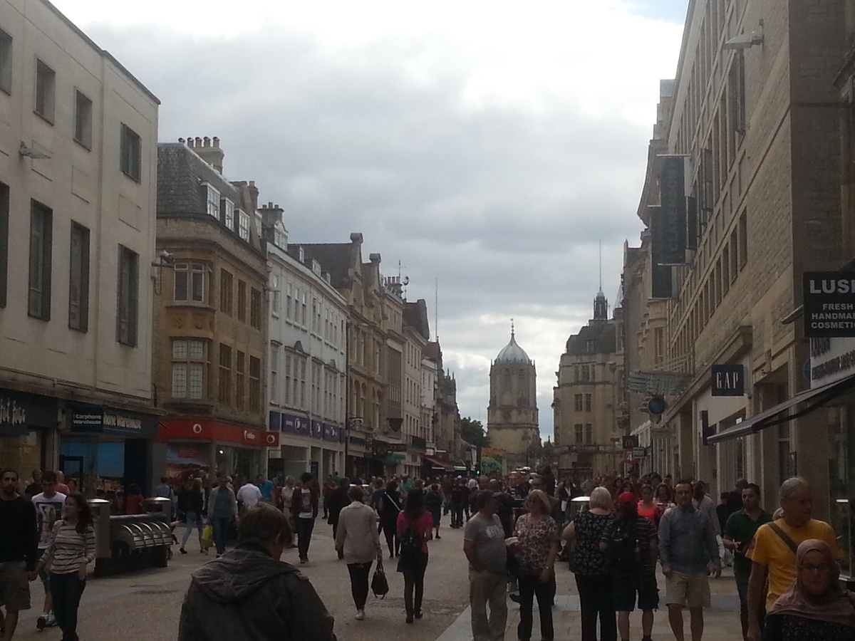 Толпы туристов в центре Оксфорда