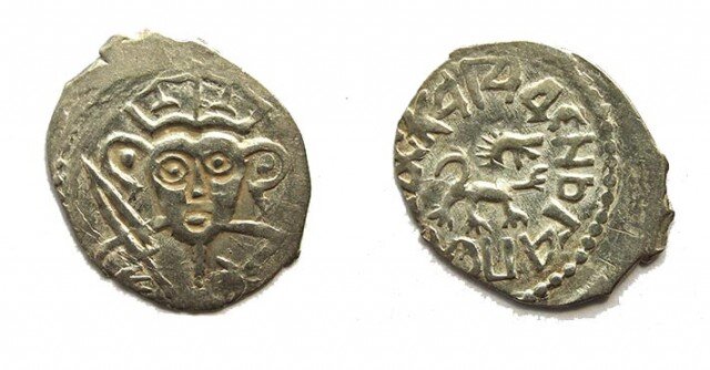 Монета чеканилась в Псковской республике с 1425 по 1510 год. Источник: Zorinand, CC BY-SA 4.0 <https://creativecommons.org/licenses/by-sa/4.0>, via Wikimedia Commons
