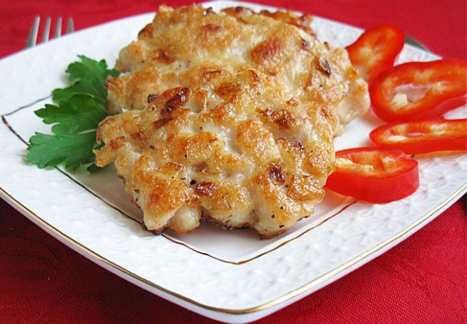 Нежная куриная котлета готовится быстро, радует нежным вкусом