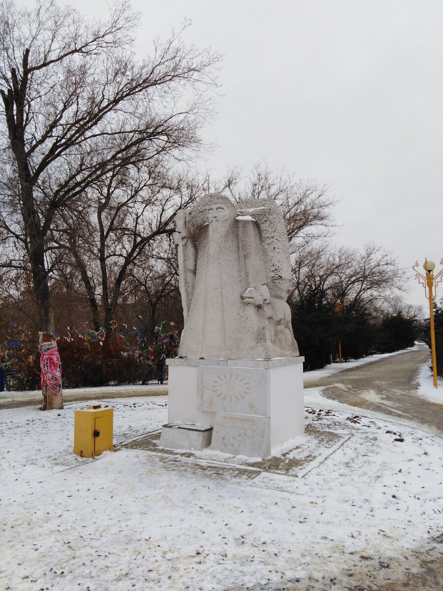 Скульптура "Белый старец" в парке Дружбы. Белый старец — символ чистоты, вечности, веры, единства и согласия для калмыков