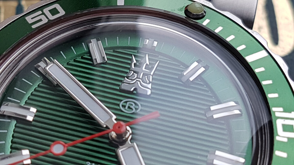 Фото циферблата часов в приближении