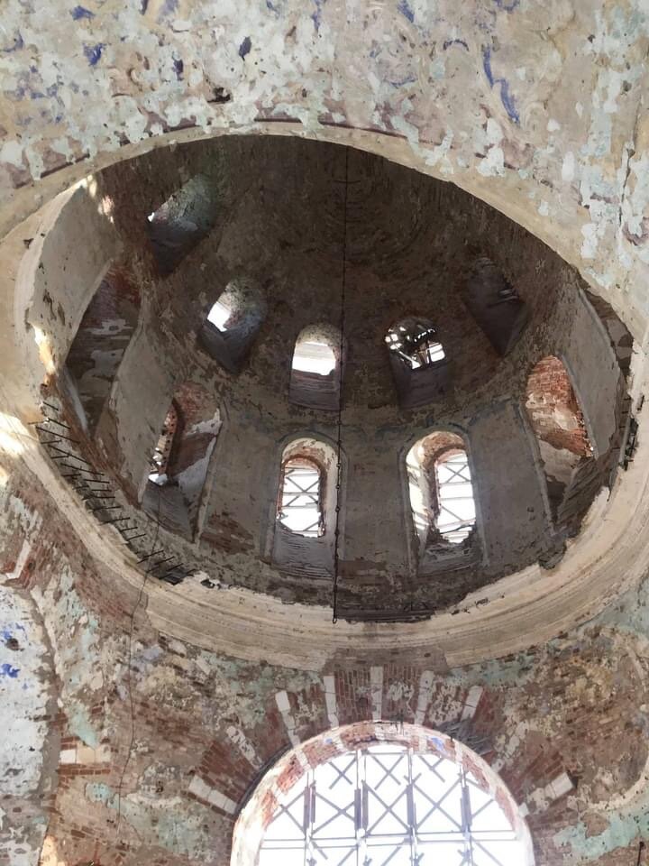 Свод и окна центрального барабана храма