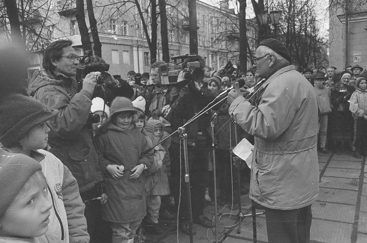 жанровая разновидность репортажа. описание фотографии мальчик в музее. школа 25 москва. репортаж с места событий пример. жанровый портрет в фотографии.