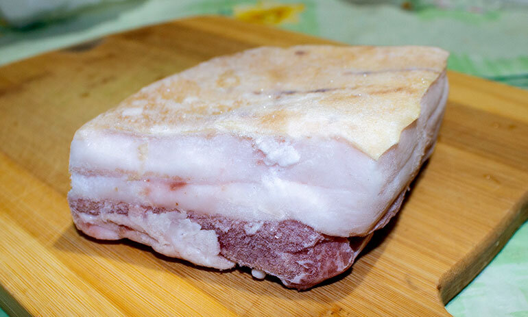 Содержание белка в мясе. Рецепт комбикорма для кур бройлеров. Таблица кормления кур несушек комбикормом. Сало копченое этикетка. Чем полезен говяжий жир.