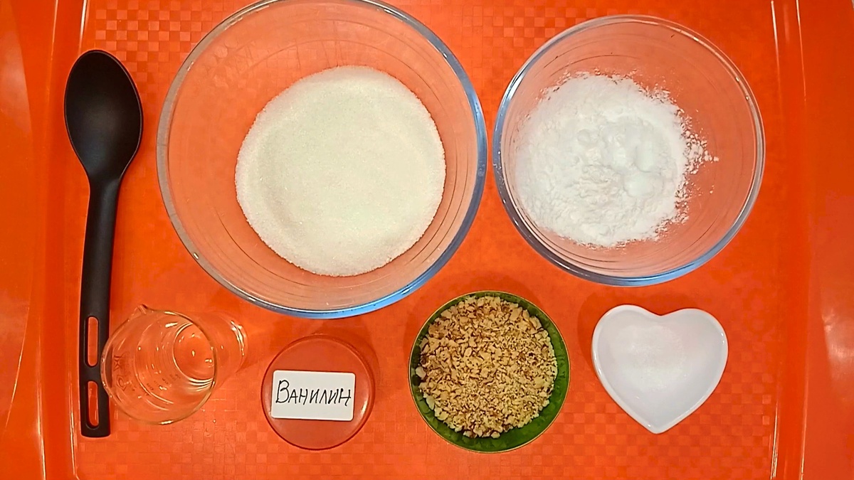 Продукты: сахар - 250 гр., крахмал - 50 гр., орехи любые - 50 гр., измельченные скалкой, вода холодная - 100 мл., лимонная кислота - 1,5 гр., ванилин - на кончике ножа, для обсыпки готовых конфет понадобится смесь из равных количеств крахмала и сахарной пудры, примерно 50 гр.