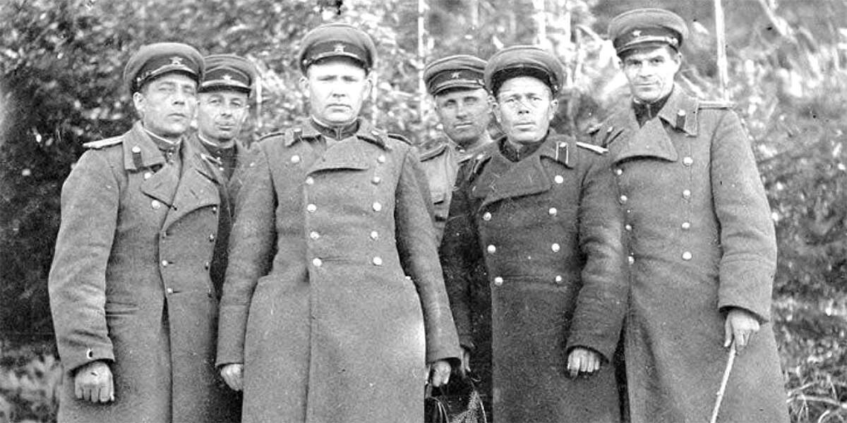 Григорий Майрановский (первый слева) с чекистами