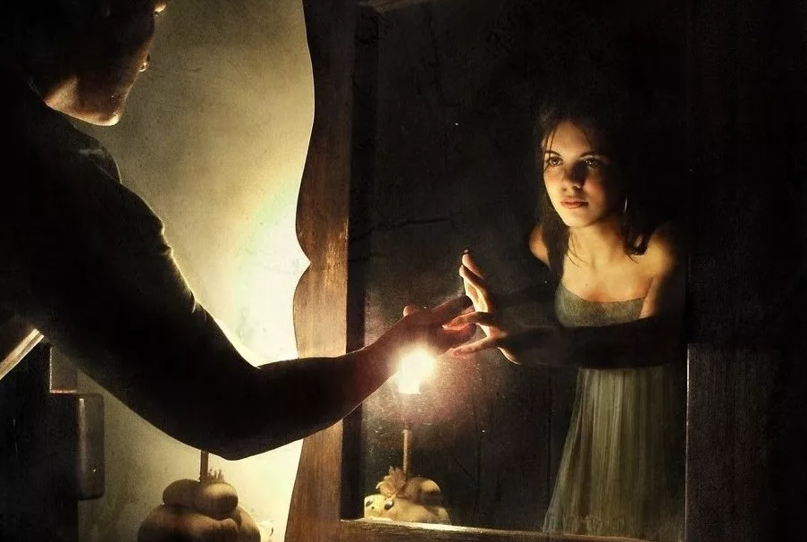 Вижу ее отражение. Мистическое отражение в зеркале. Отражение в зеркале мистика. Отражение ведьмы в зеркале. Девушка со свечой.
