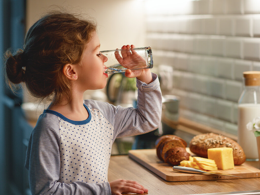 Молоко на голодный желудок. Ребенок пьет воду. Девочка пьет воду. Пища и питие дети. Девушка пьет воду на кухне.
