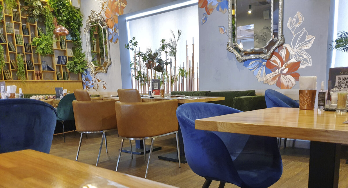 "Lomonosov", интерьер. Зафотошопил троих посетителей.