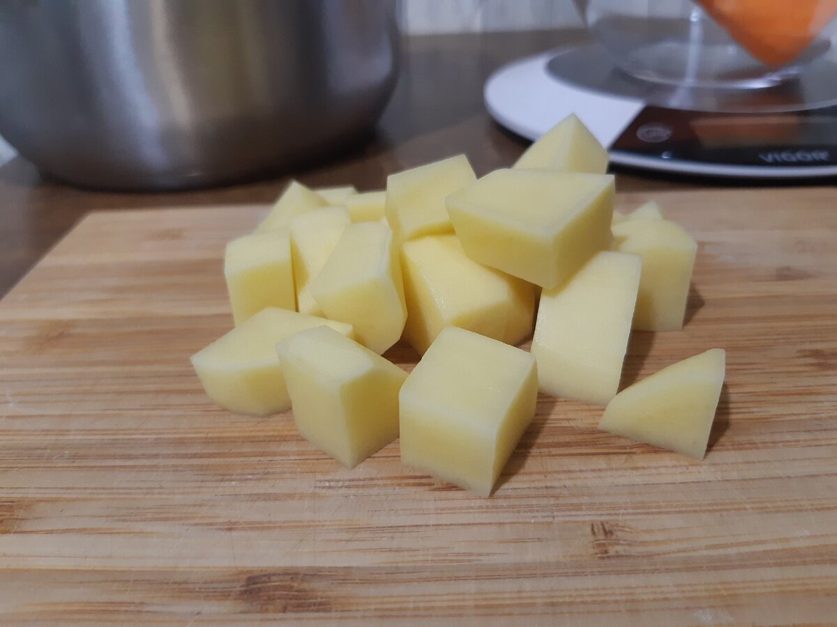 Картофель, нарезанный кубиками.