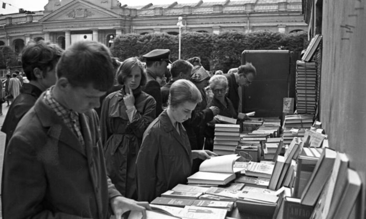 Книжный развал, 1960-е. Фото: Всеволод Тарасевич.