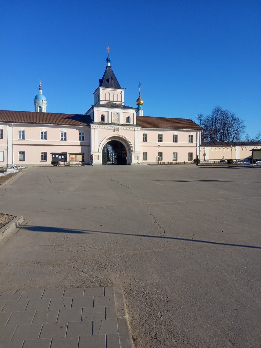 Вход в Оптину пустынь.