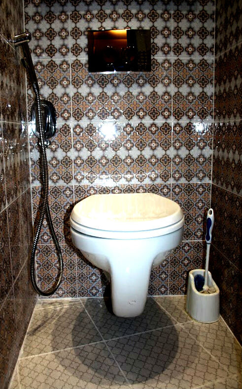 Смывной бачок такого унитаза спрятан за фальш-стеной