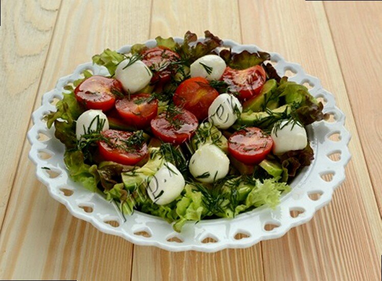 Авокадо с моцареллой. Авокадо с моцареллой. Моцарелла сыр помидоры авокадо. Салат с авокадо помидорами и моцареллой. Салат авокадо моцарелла черри.