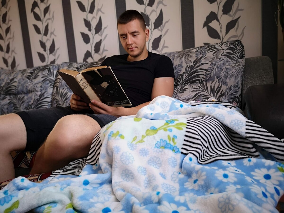 читаю книгу, рядом спит сынуля.