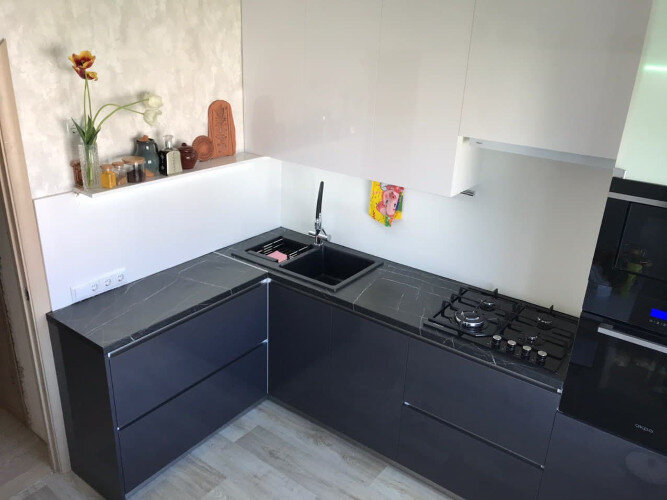 Часто черный низ выбирают из-за соображений практичности и немаркости.  На практике это решение часто оказывается ошибочным: на темной мебели хорошо видны пятна и пыль