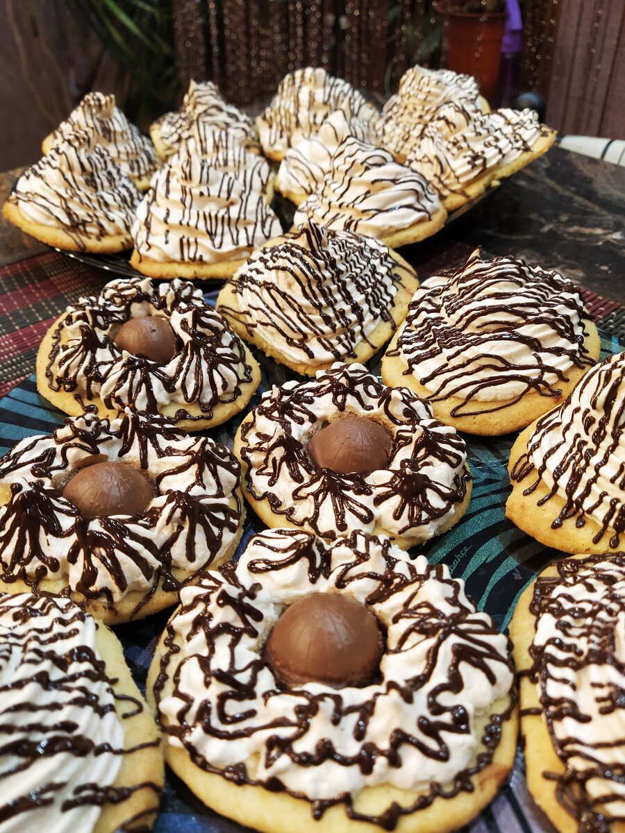 Такое красивое название у данного печенья неслучайно. Благодаря нежной и одновременно хрустящей меренге, каждый раз, когда вы откусываете кусочек этой сладости, со стороны складывается стойкое ощущение будто бы вы посылаете кому-то воздушный поцелуй