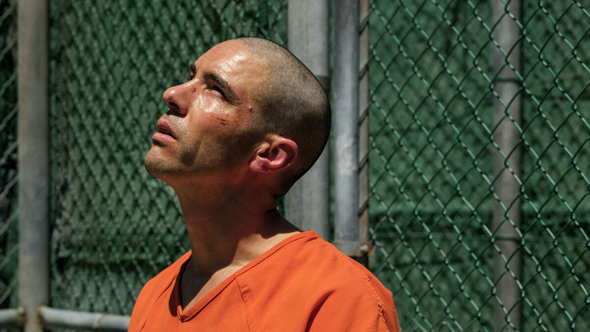 Кадр из фильма "Мавританец" 2021 года.