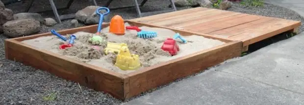 Песочница с крышкой-скамейкой