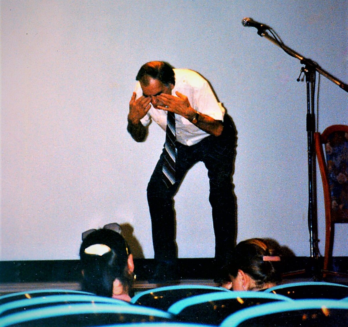 На концерте в санатории "Сосновая роща". Лошадь у плетня.