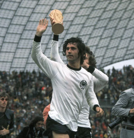 СПОЙЛЕР/СПОЙЛЕР: Герд Мюллер вместе со сборной ФРГ празднуют победу на том мундиале.